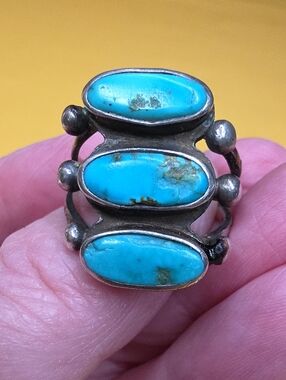 Vintage Navajo Sterling Silver Turquoise 3 Stone Row Ring Size 8.5 TW: 8.16g